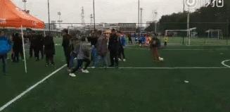 少年足球赛上一群家长大打出手，一女子还抄家伙飞踹，网友炸了