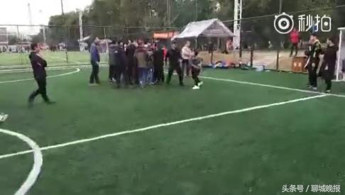 少年足球赛上一群家长大打出手，一女子还抄家伙飞踹，网友炸了