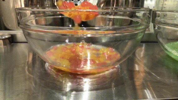 没有什么问题是一顿酒不能解决的,一杯奶茶解决不了就来两杯