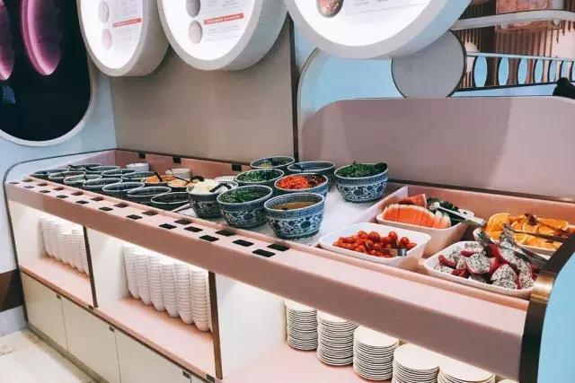 城中炫富新时尚，吃一顿粉粉的桃花玉面美人锅