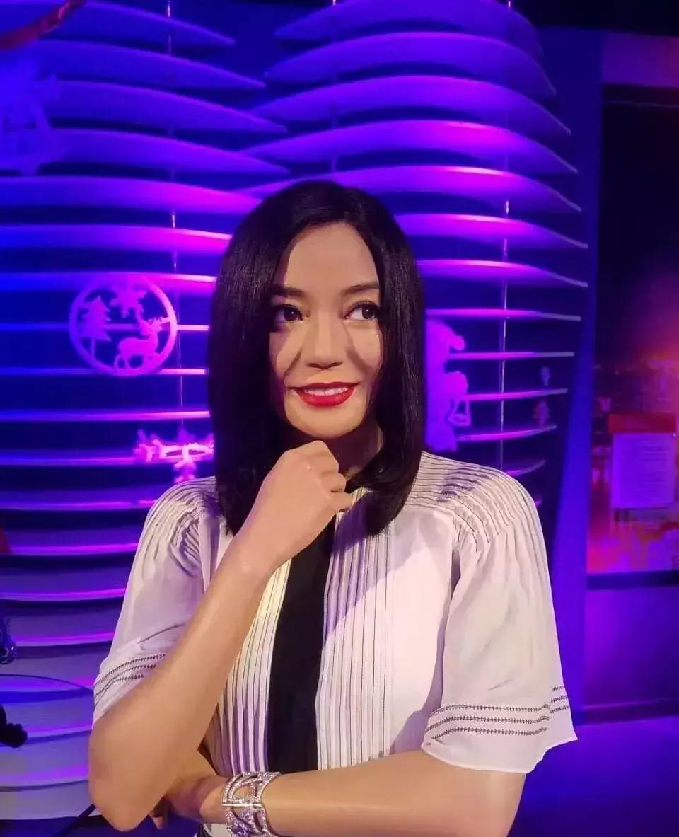 baby蜡像合影腰围,baby蜡像酷似戚薇