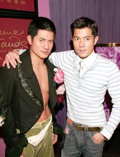 baby蜡像合影腰围,baby蜡像酷似戚薇