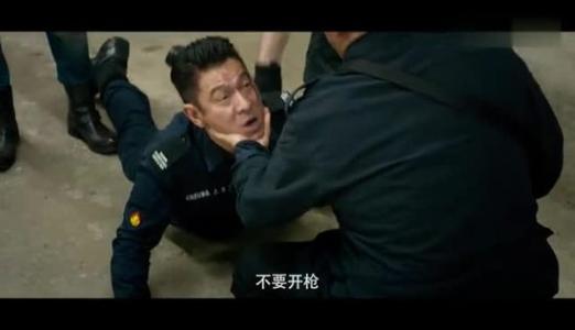 海边的风好大头发都要被吹混乱了,风大头发吹得乱糟糟