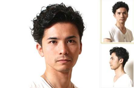 海边的风好大头发都要被吹混乱了,风大头发吹得乱糟糟