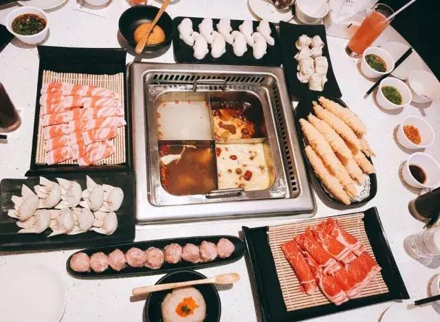 城中炫富新时尚，吃一顿粉粉的桃花玉面美人锅