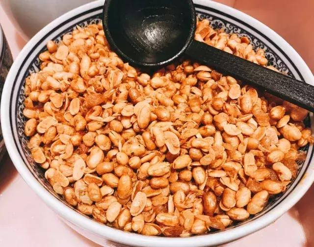 城中炫富新时尚，吃一顿粉粉的桃花玉面美人锅