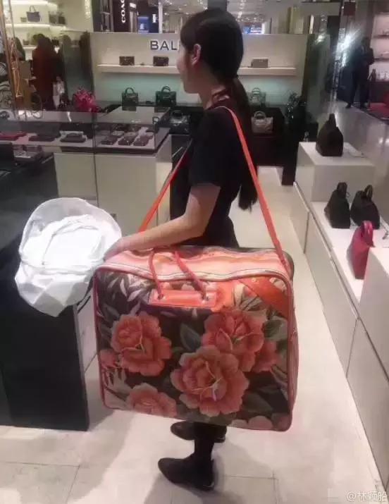 杜海涛机场购物袋,杜海涛背什么牌子的包