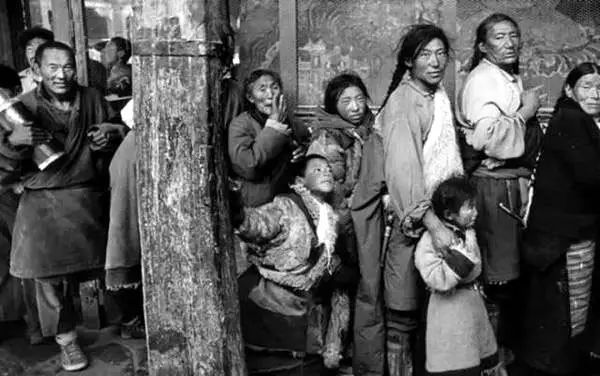 1957年的裸模与热吻！这个外国人在中国*拍偷**的老照片你一定没见过