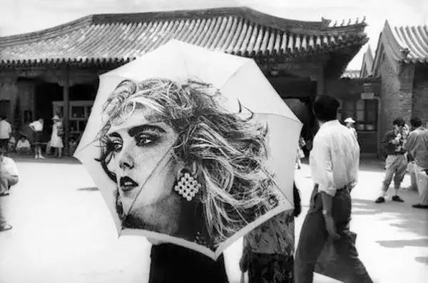 1957年的裸模与热吻！这个外国人在中国*拍偷**的老照片你一定没见过