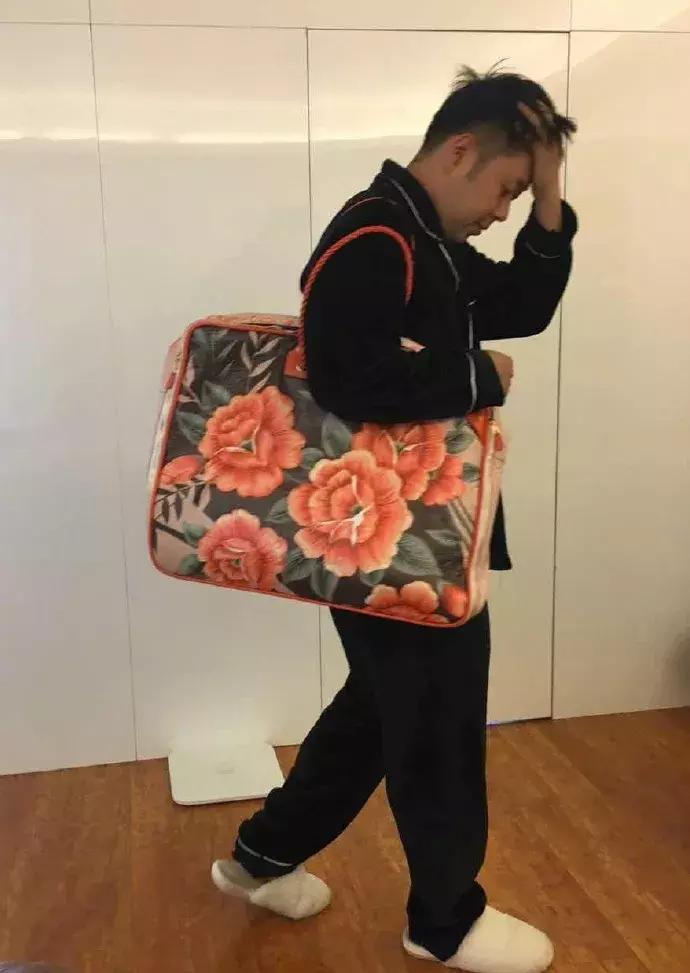 杜海涛机场购物袋,杜海涛背什么牌子的包