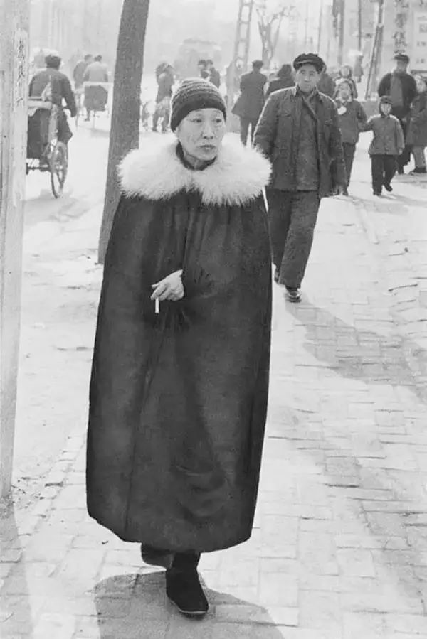 1957年的裸模与热吻！这个外国人在中国*拍偷**的老照片你一定没见过