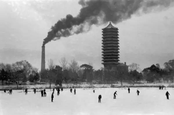 1957年的裸模与热吻！这个外国人在中国*拍偷**的老照片你一定没见过