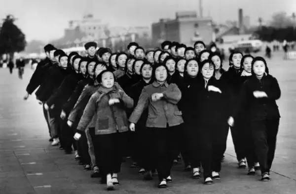 1957年的裸模与热吻！这个外国人在中国*拍偷**的老照片你一定没见过