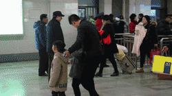 没挣到钱不敢回家过年原视频,没赚到钱不敢走亲访友