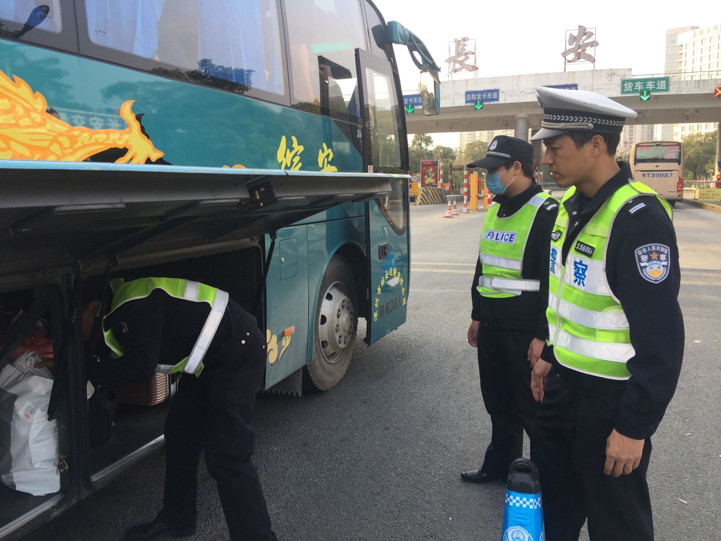 东莞交警铁骑开上了虎门大桥