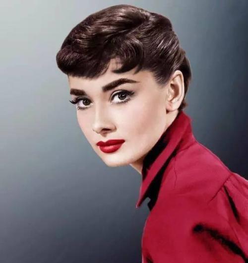 跟着宋慧乔、李圣经一起打造“新年妆”，你看怎么样？