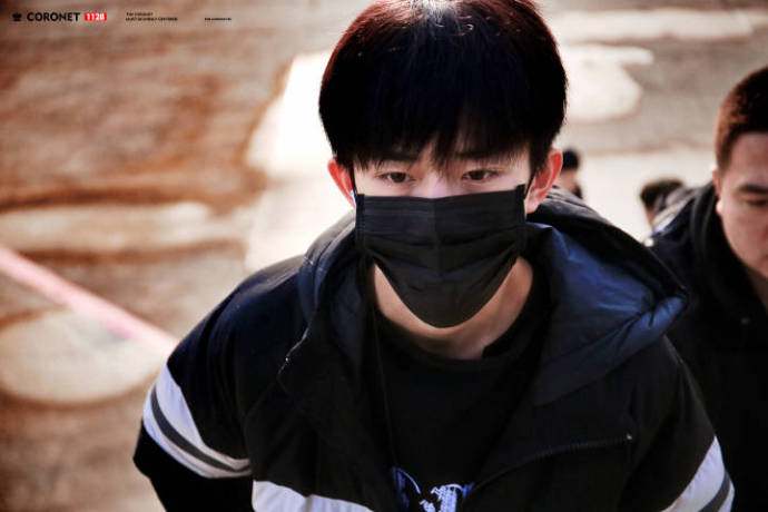 易烊千玺早晨起床满满的正能量,易烊千玺现在刚睡醒的样子