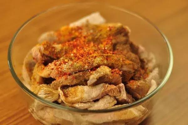 怎样做猪肉干好吃家庭做法,自制猪肉干最简单的方法
