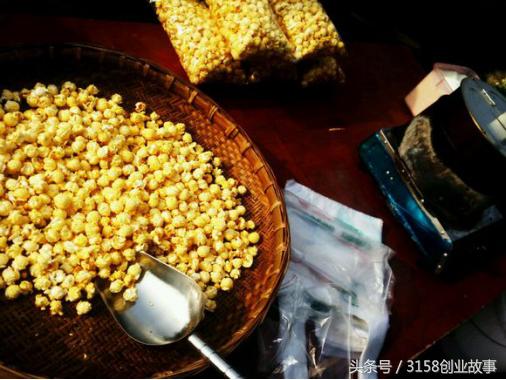 春节期间，她在镇上卖爆米花，小本生意闷声发大财