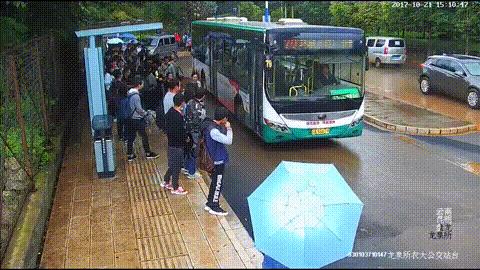 在车站站台上打伞,公交站台施工利润