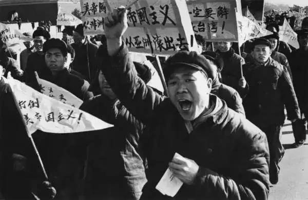 1957年的裸模与热吻！这个外国人在中国*拍偷**的老照片你一定没见过