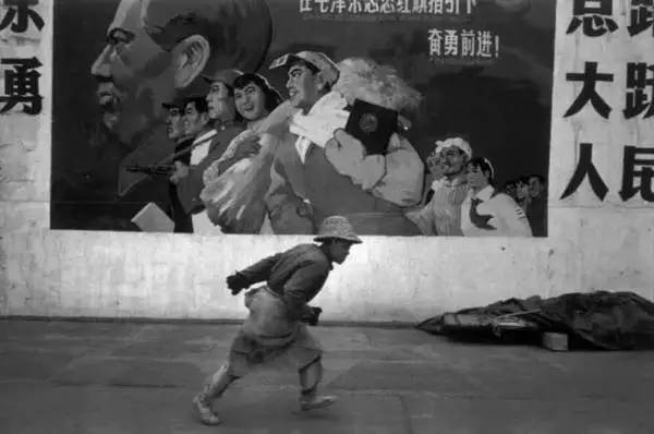 1957年的裸模与热吻！这个外国人在中国*拍偷**的老照片你一定没见过