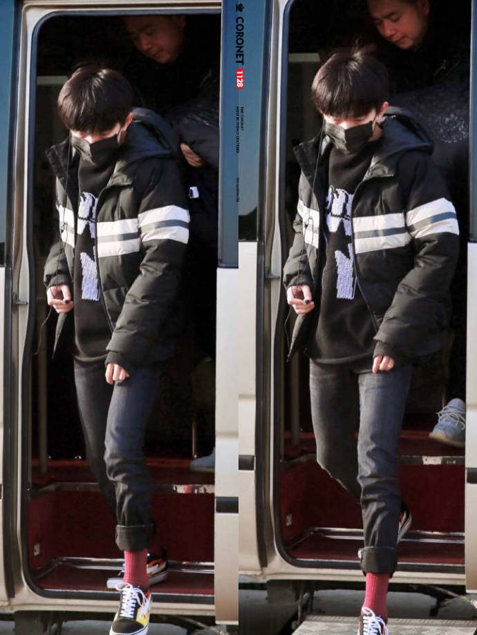 易烊千玺早晨起床满满的正能量,易烊千玺现在刚睡醒的样子