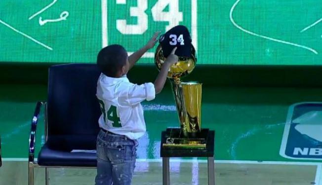 皮尔斯退役可以看到科比吗,皮尔斯退役球衣视频完整版