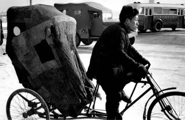 1957年的裸模与热吻！这个外国人在中国*拍偷**的老照片你一定没见过