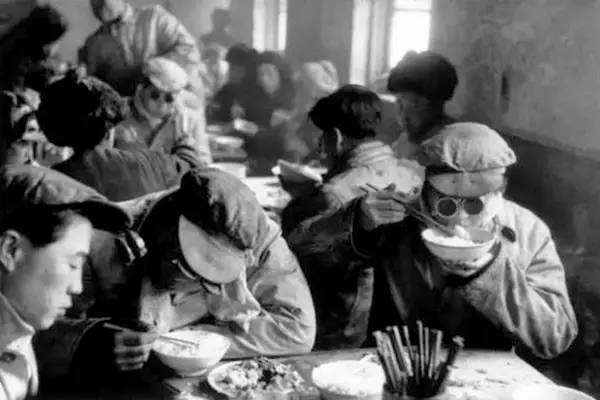 1957年的裸模与热吻！这个外国人在中国*拍偷**的老照片你一定没见过