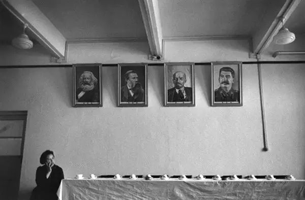 1957年的裸模与热吻！这个外国人在中国*拍偷**的老照片你一定没见过