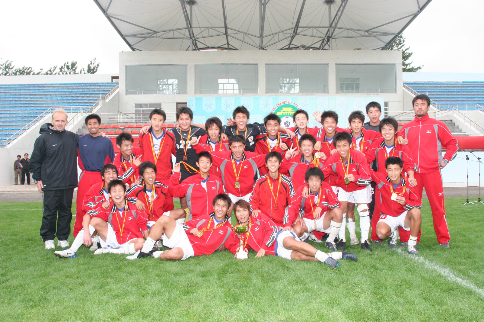 鲁能青训观看鲁能国安比赛,鲁能对上港的鲁能青训球员