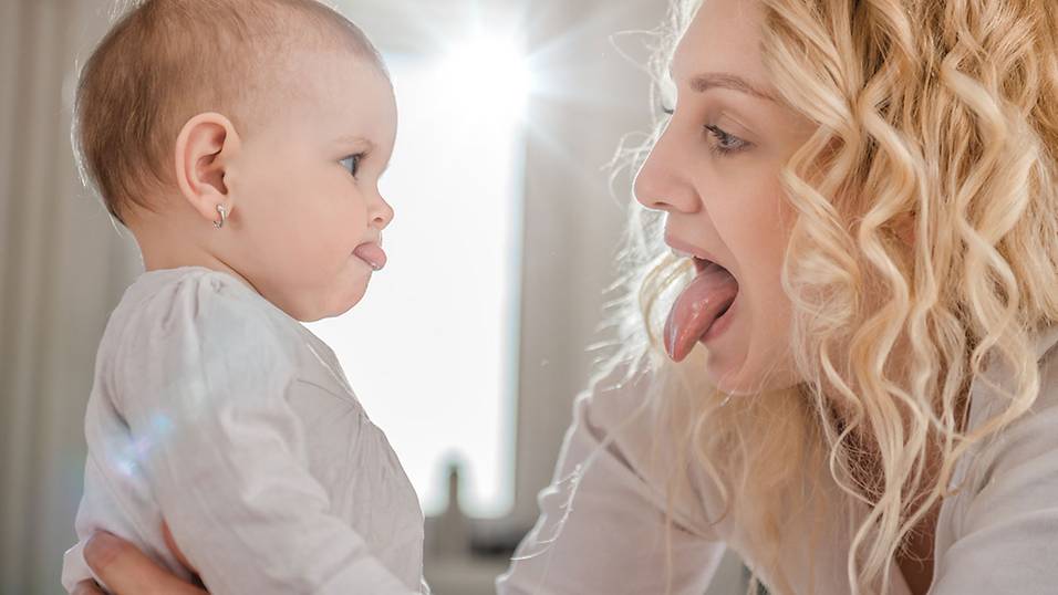 小孩舌头有白色斑点是怎么回事,一岁宝宝舌头上有白色的小泡