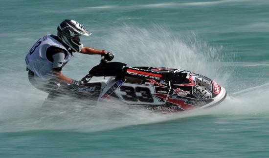 海上也能开摩托车？60km/h的速度简直爽到飞起！