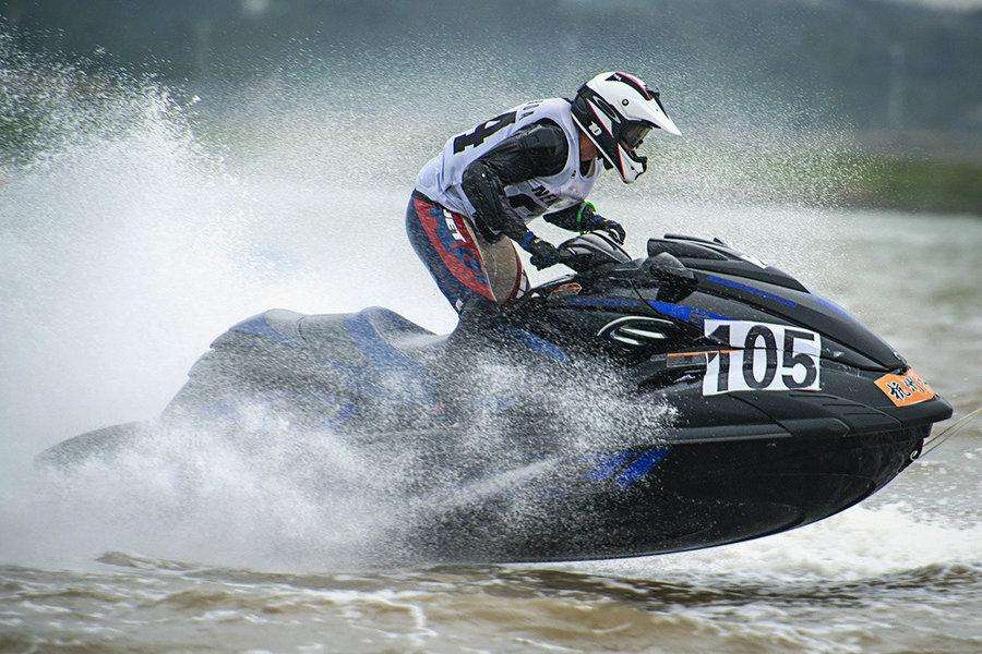 海上也能开摩托车？60km/h的速度简直爽到飞起！