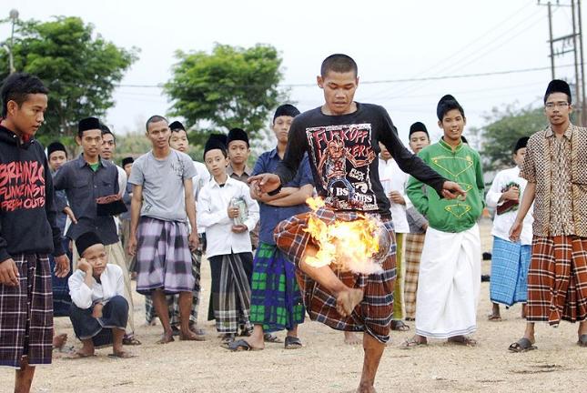 少年光脚踢球,少年光脚走烧红的铁板
