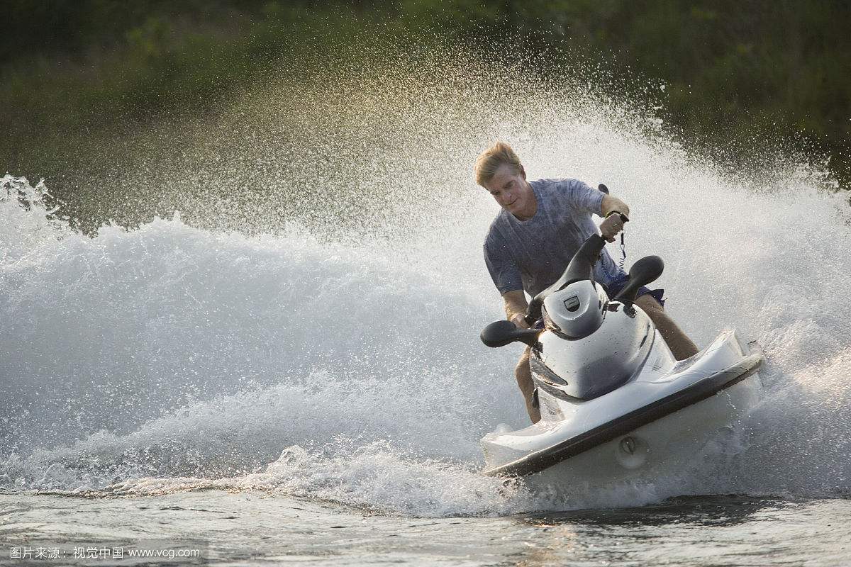 海上也能开摩托车？60km/h的速度简直爽到飞起！
