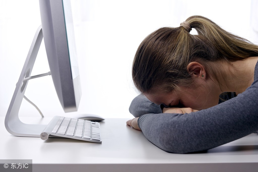 犯困打嗝浑身没劲怎么回事,饭后老打嗝是什么病的前兆