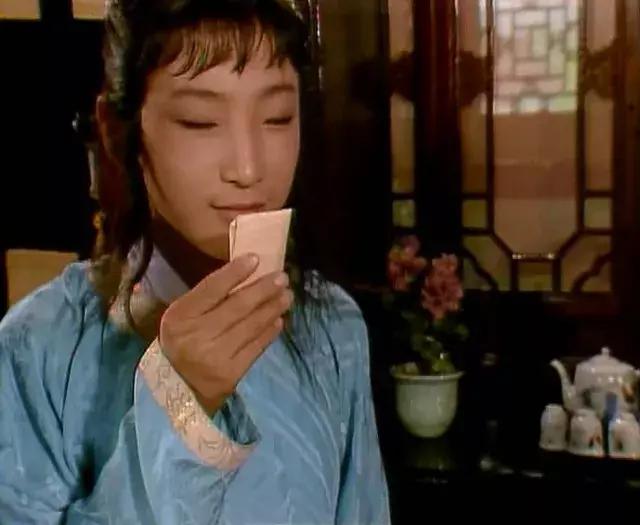 芳官把茉莉粉给贾环,贾环把茉莉粉给了谁