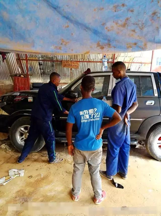 非洲富人奢侈品：有中文字的旧衣服更值钱