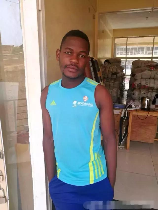 非洲富人奢侈品：有中文字的旧衣服更值钱