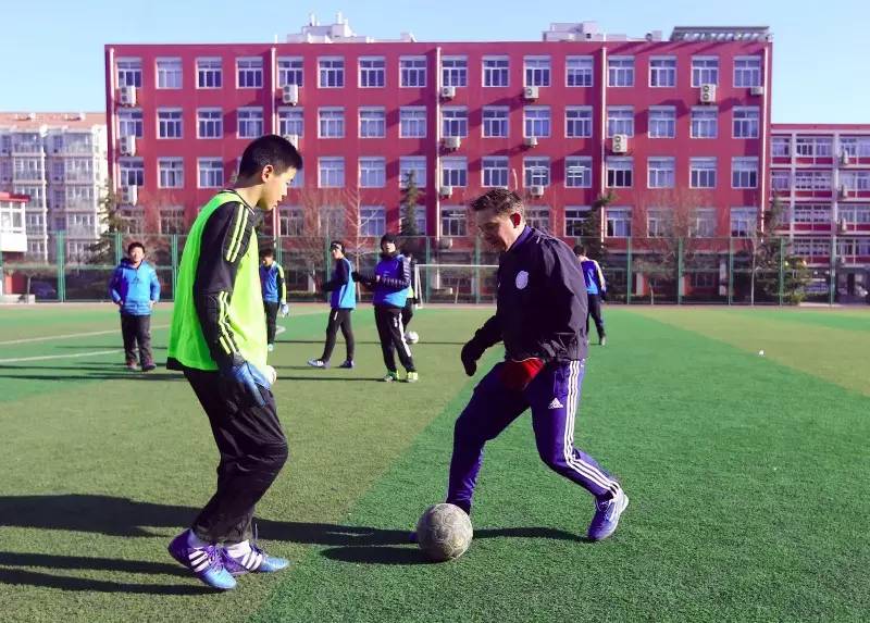 身边的好学校|天津市第五十四中学迎来足球洋教练让足球精神为学生的性格养成奠基