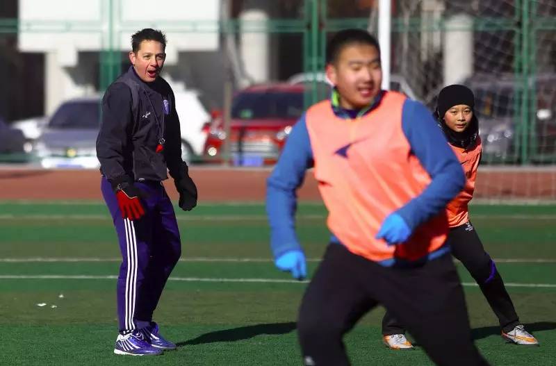 身边的好学校|天津市第五十四中学迎来足球洋教练让足球精神为学生的性格养成奠基