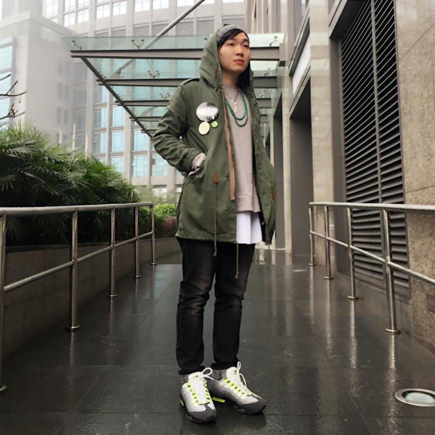 买过厂鞋，做过编辑，见证本土潮流变迁的他如今只留下这两色球鞋