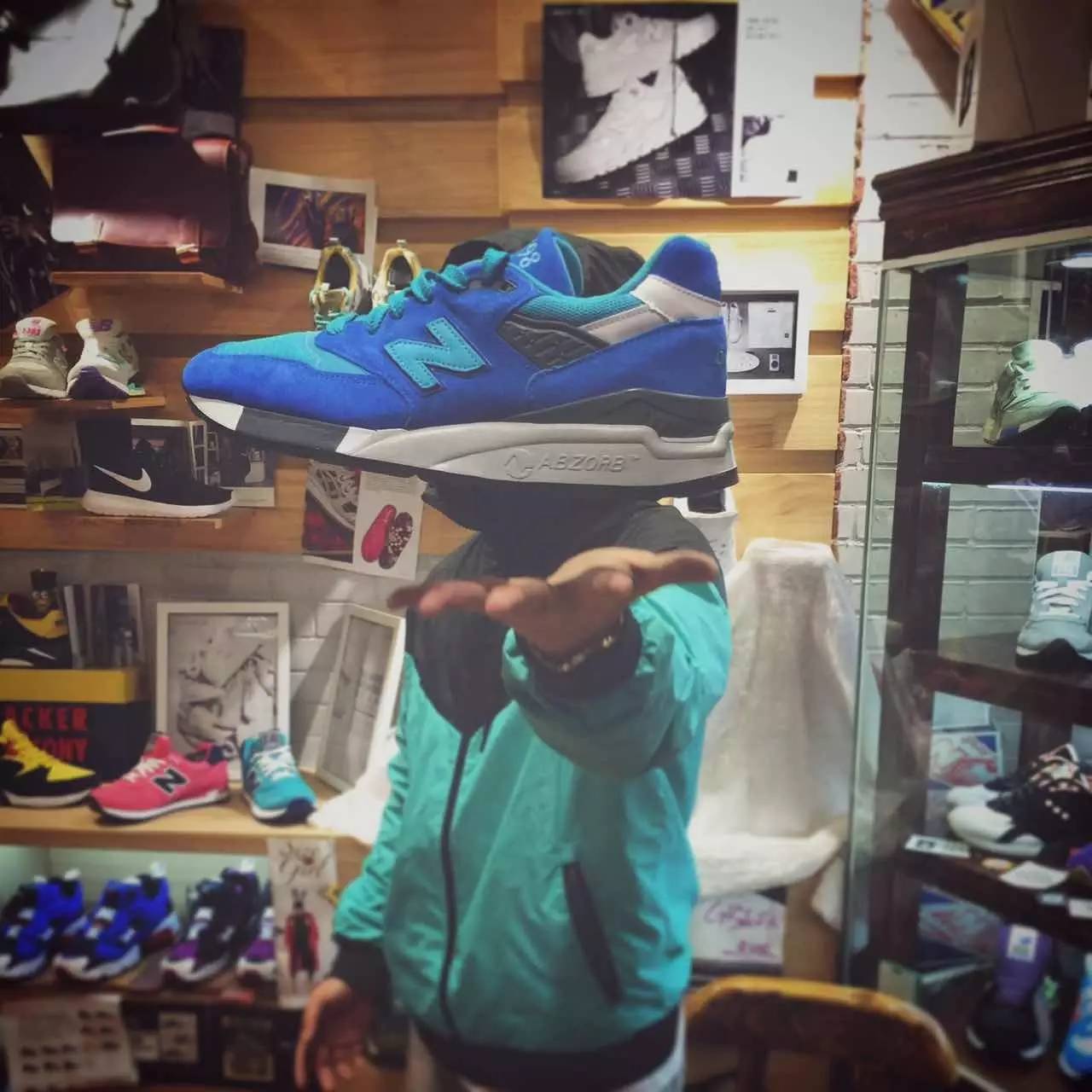 买过厂鞋，做过编辑，见证本土潮流变迁的他如今只留下这两色球鞋