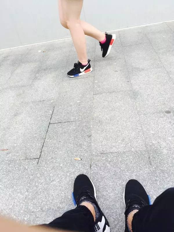 买过厂鞋，做过编辑，见证本土潮流变迁的他如今只留下这两色球鞋