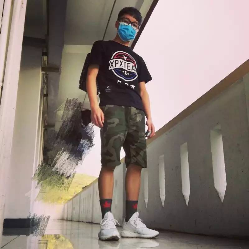 买过厂鞋，做过编辑，见证本土潮流变迁的他如今只留下这两色球鞋