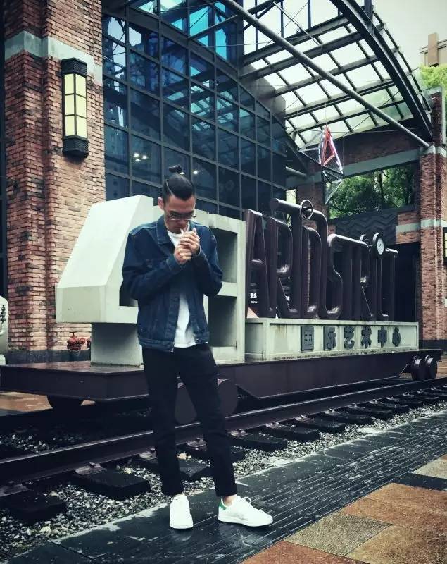 买过厂鞋，做过编辑，见证本土潮流变迁的他如今只留下这两色球鞋