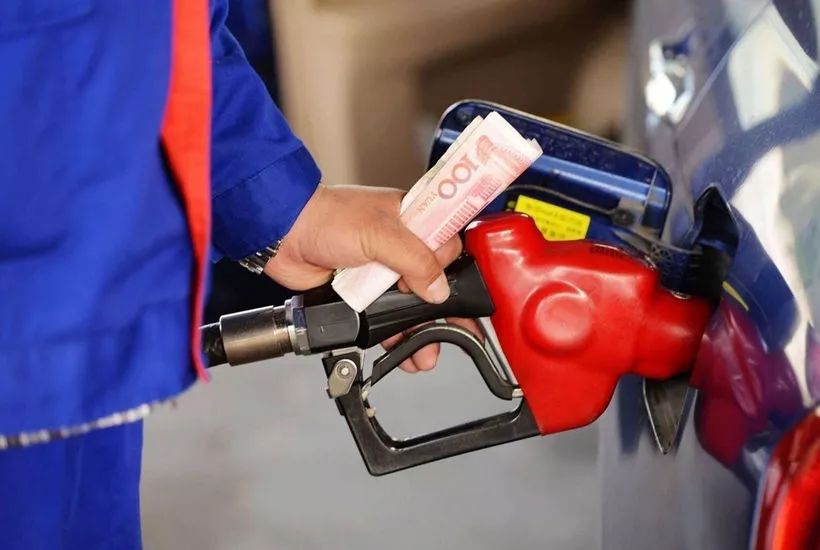 汽油车不谨慎加了四升柴油怎么办,汽油车加了柴油跑了100公里会怎样