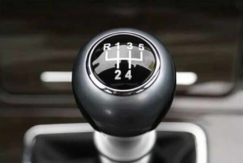 汽油车不谨慎加了四升柴油怎么办,汽油车加了柴油跑了100公里会怎样